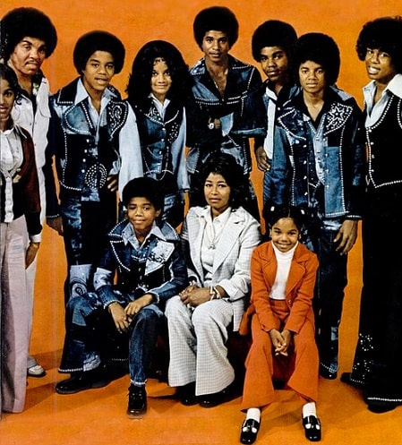 A picture of La Toya Jackson with her siblings and parents at her childhood.